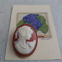 camé-damehoved-broche-indfattet-guldfarvet-kant-gammel